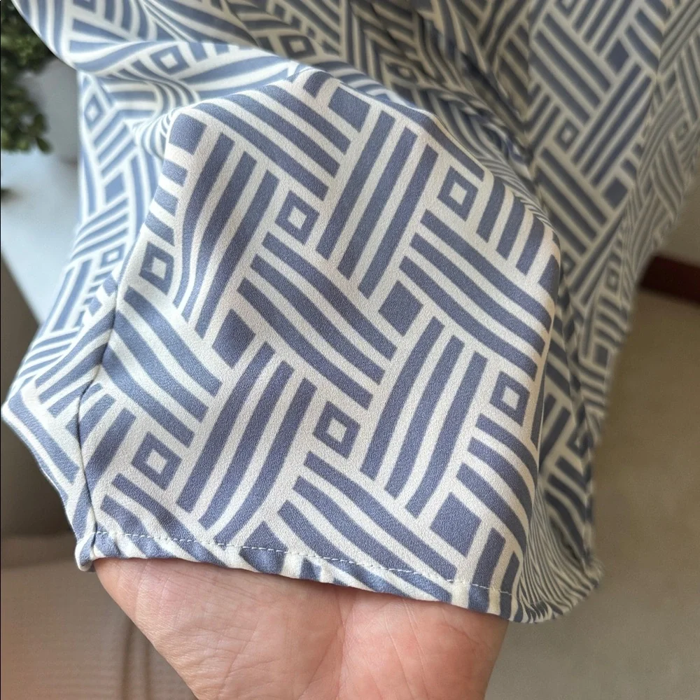 Sleeveless Women’s Blouse Tank Top Medium, Blue & White, Sheer Geometric Pattern - Picture 11 of 13